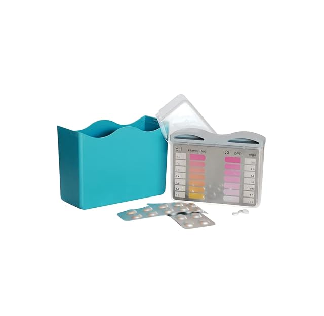 Pooltester Bayrol con due camere di misura separate per pH e cloro, accanto a pastiglie di rosso fenolo e di DPD 1